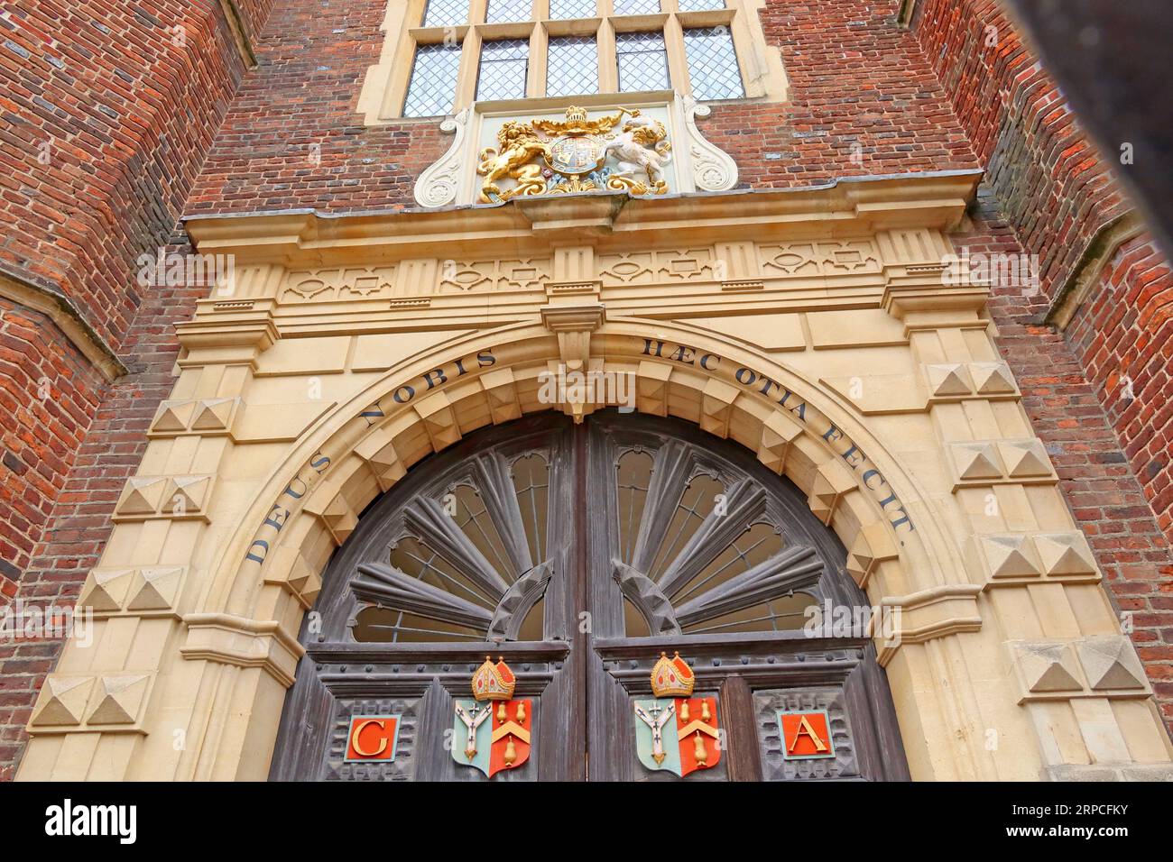 1619 Deus Nobis ILEC Otia Fecit sull'iscrizione di ingresso all'Abbots Hospital, High St, Guildford Surrey, Inghilterra, Regno Unito, GU1 3AJ Foto Stock