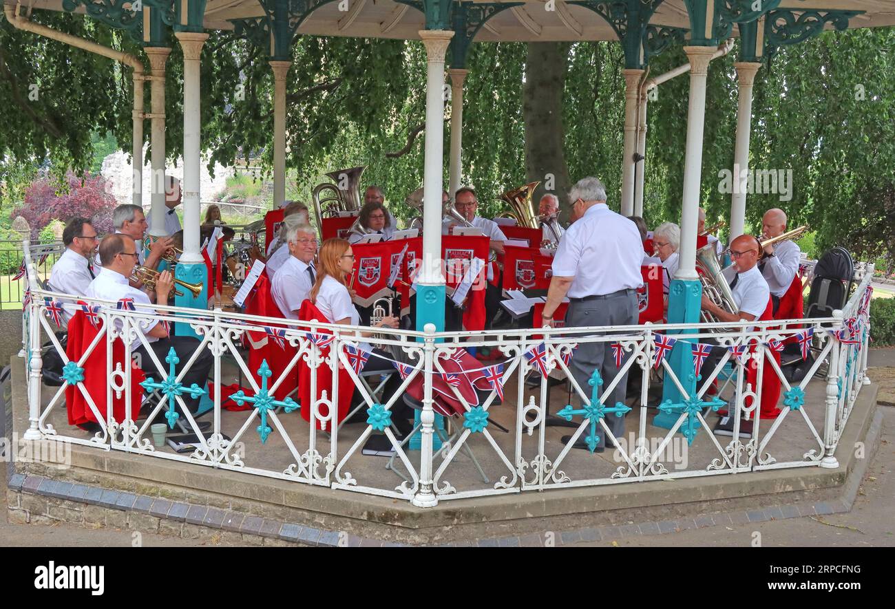 Almac Bisley Brass Band, che suona di domenica nel Castle Grounds Bandstand, Guildford, Surrey, Inghilterra, Regno Unito, GU1 3SY Foto Stock