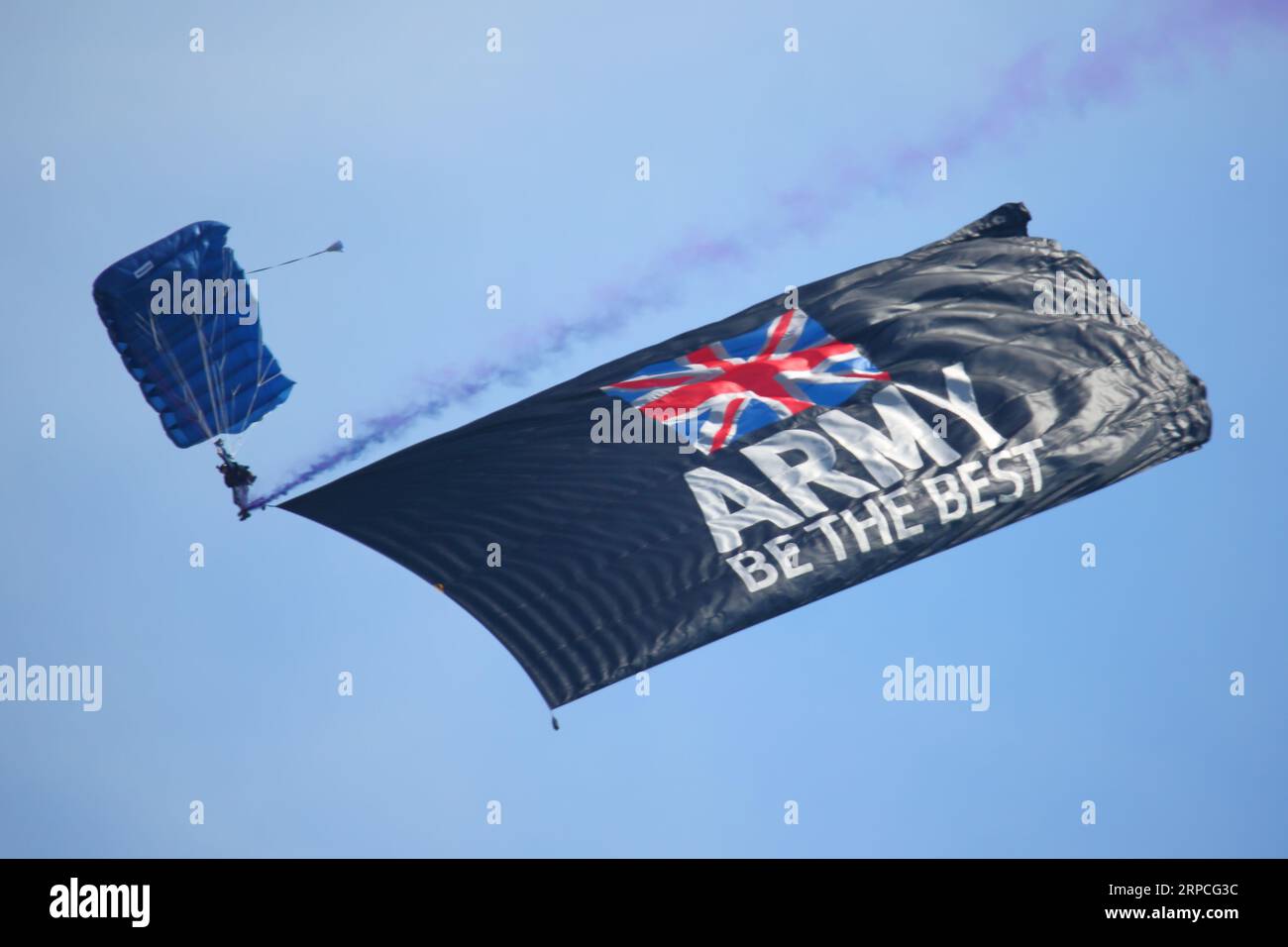 Il team di paracadutisti dell'esercito battente una bandiera che pubblicizza l'esercito "Be the BEST" al Bournemouth Air Festival 2023, Bournemouth, Regno Unito Foto Stock