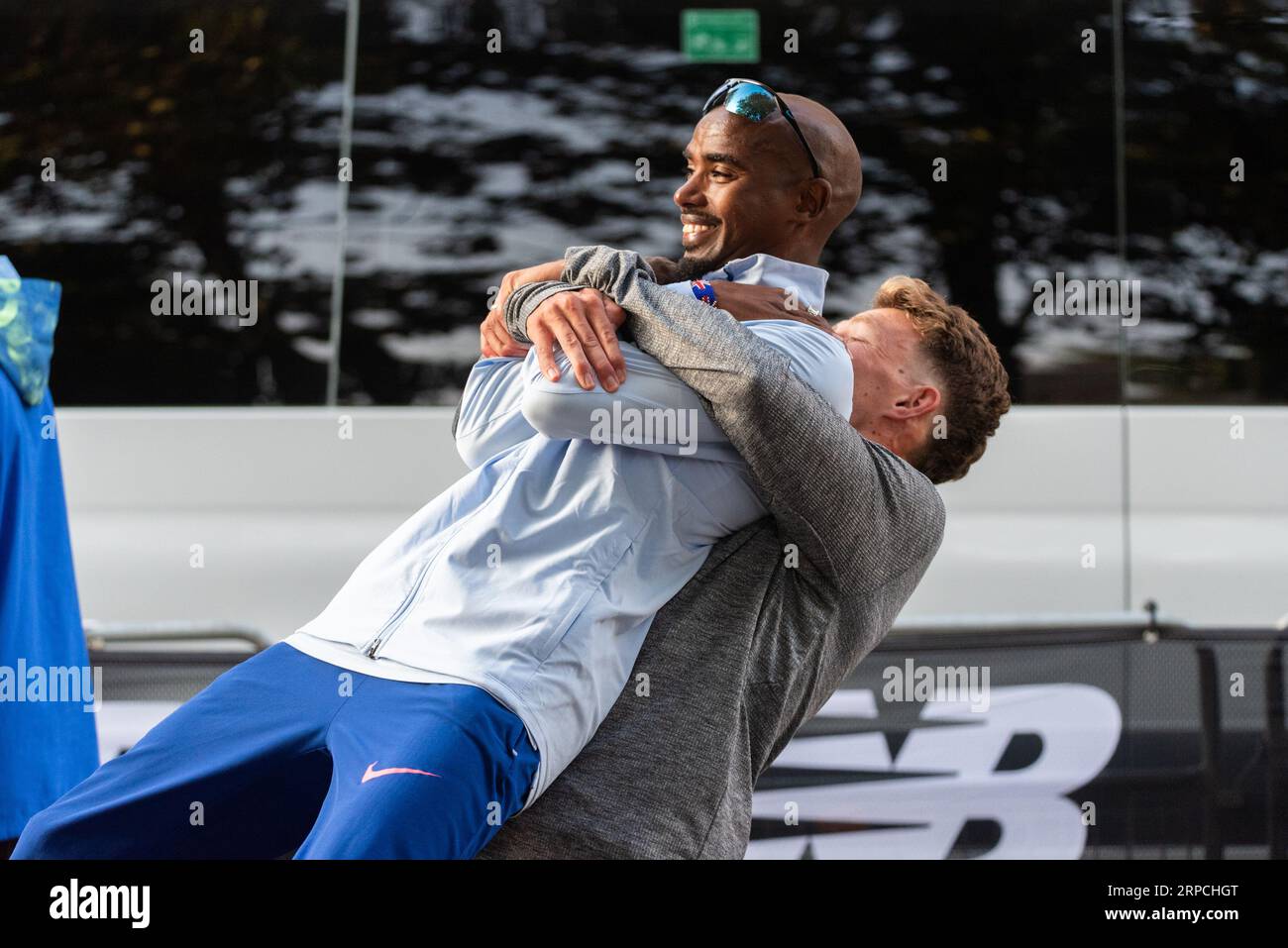 Sir Mo Farah si allunga prima di gareggiare nella Big Half, mezza maratona organizzata da London Marathon Events, il suo ultimo evento di corsa a Londra Foto Stock