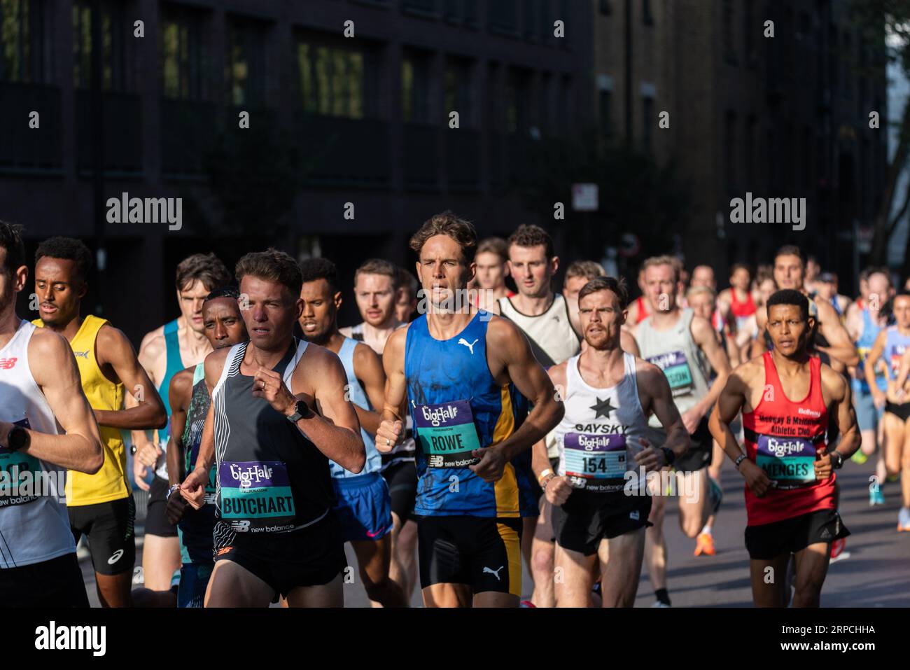 Jack Rowe tra gli atleti d'élite che gareggiano nella Big Half, mezza maratona organizzata da London Marathon Events, a partire da Tower Hamlets. Foto Stock