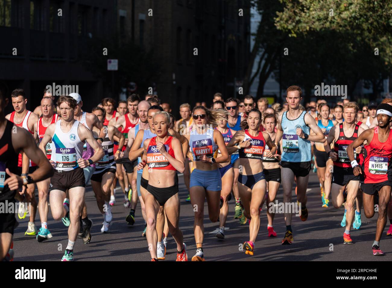 Atleti d'élite e corridori di club che competono nella mezza maratona Big Half organizzata da London Marathon Events, a partire da Tower Hamlets. Foto Stock