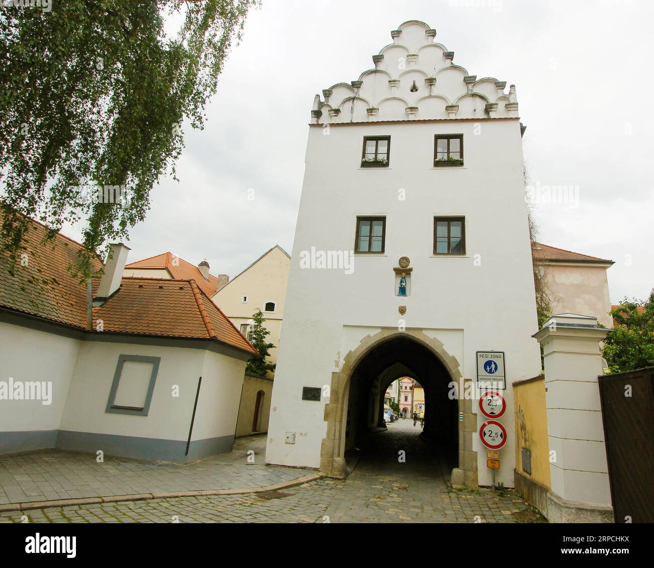 La porta Svinenska a Trebon, chiamata anche porta oscura, è una delle quattro porte della fortificazione originale della città. Risale al 1379 ed è stata riparata Foto Stock