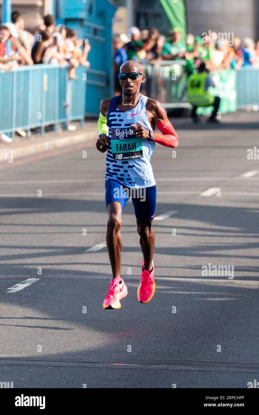 Sir Mo Farah gareggia nella mezza maratona organizzata da London Marathon Events, a partire da Tower Hamlets attraversando il Tower Bridge Foto Stock