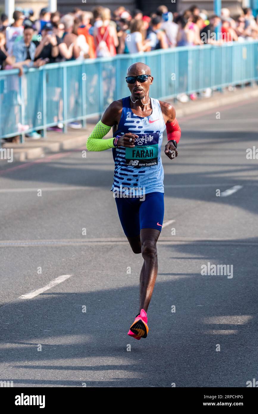 Sir Mo Farah gareggia nella mezza maratona organizzata da London Marathon Events, a partire da Tower Hamlets attraversando il Tower Bridge Foto Stock