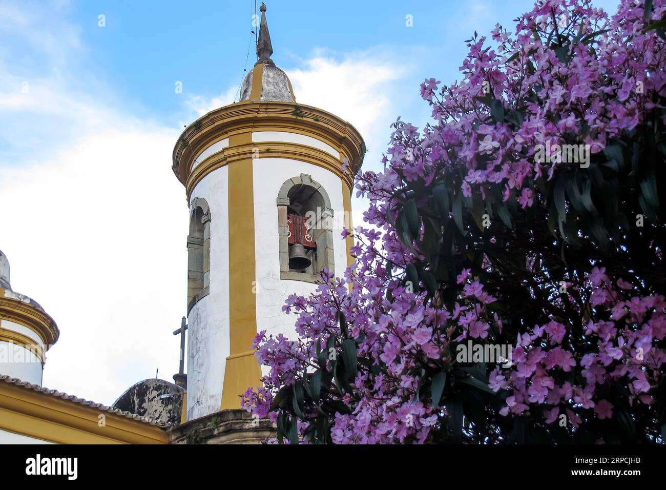 Oliveira, Minas Gerais, Brasile - 24 febbraio 2023: Dettaglio della torre della chiesa nostra signora di Oliveira, nella città di Oliveira, Minas Gerais Foto Stock