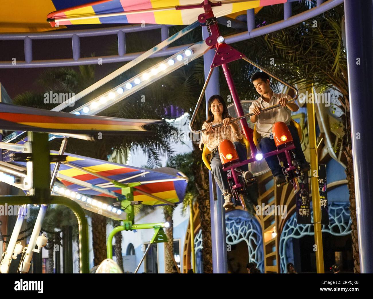 (190707) -- CHONGQING, 7 luglio 2019 -- i visitatori si divertono in un parco divertimenti notturno a Chongqing, nel sud-ovest della Cina, 6 luglio 2019. ) CHINA-CHONGQING-FUN PARK-NIGHT (CN) LIUXCHAN PUBLICATIONXNOTXINXCHN Foto Stock