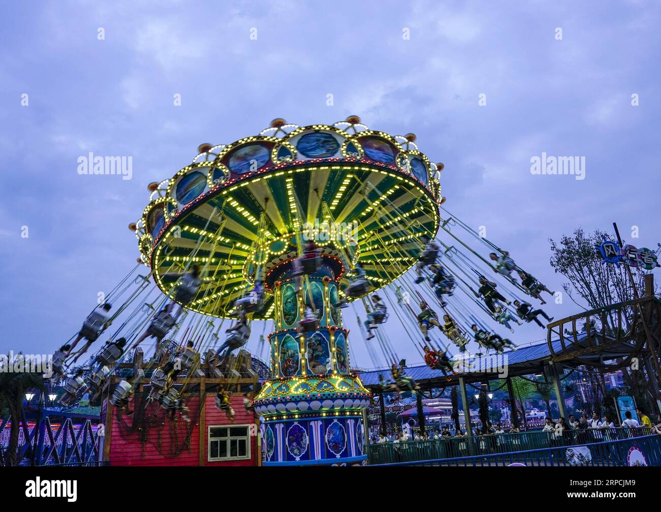 (190707) -- CHONGQING, 7 luglio 2019 -- i visitatori si divertono in un parco divertimenti notturno a Chongqing, nel sud-ovest della Cina, 6 luglio 2019. ) CHINA-CHONGQING-FUN PARK-NIGHT (CN) LIUXCHAN PUBLICATIONXNOTXINXCHN Foto Stock