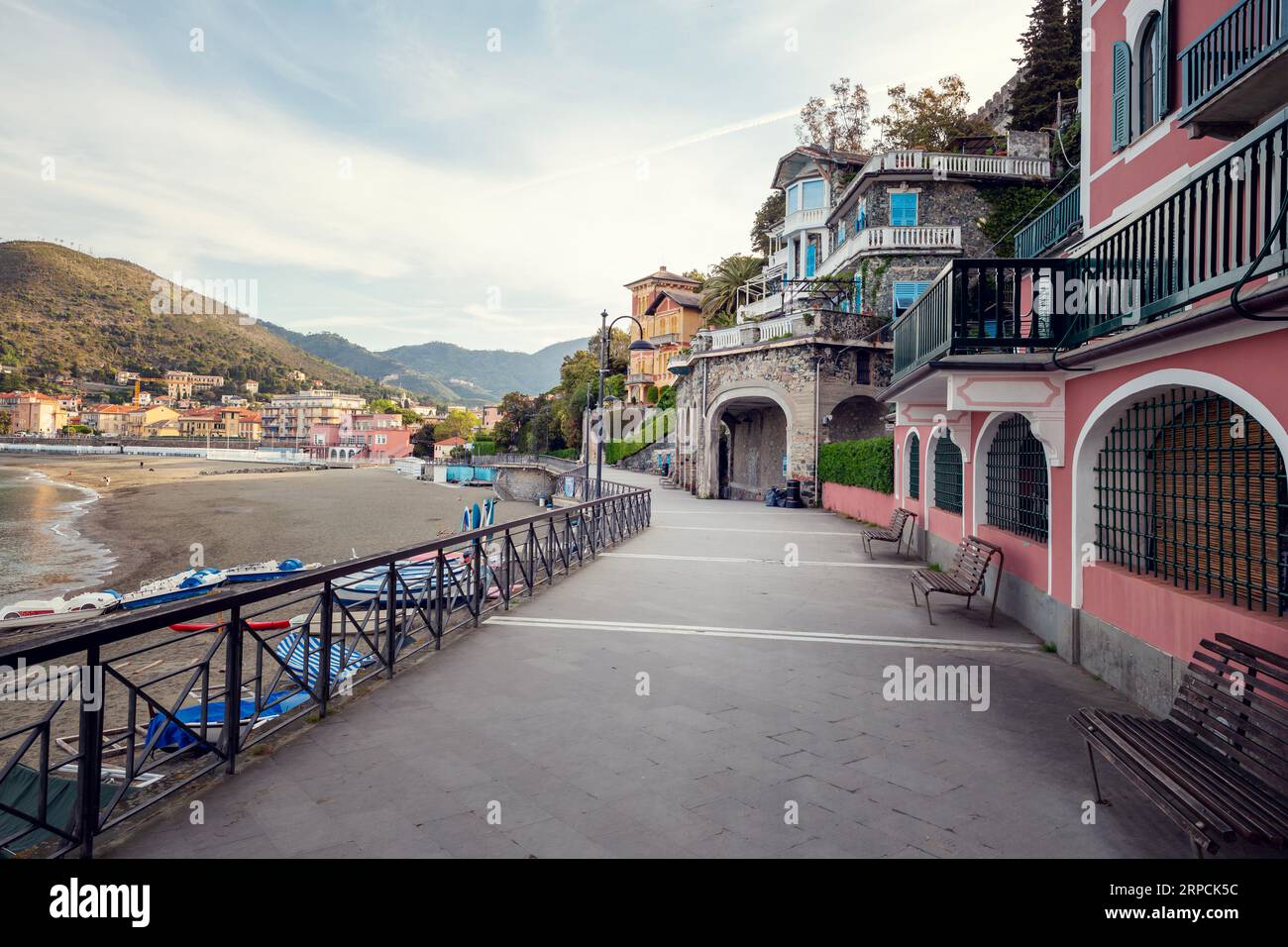 Panorama sul lungomare nella città di Levanto, Italia Foto Stock