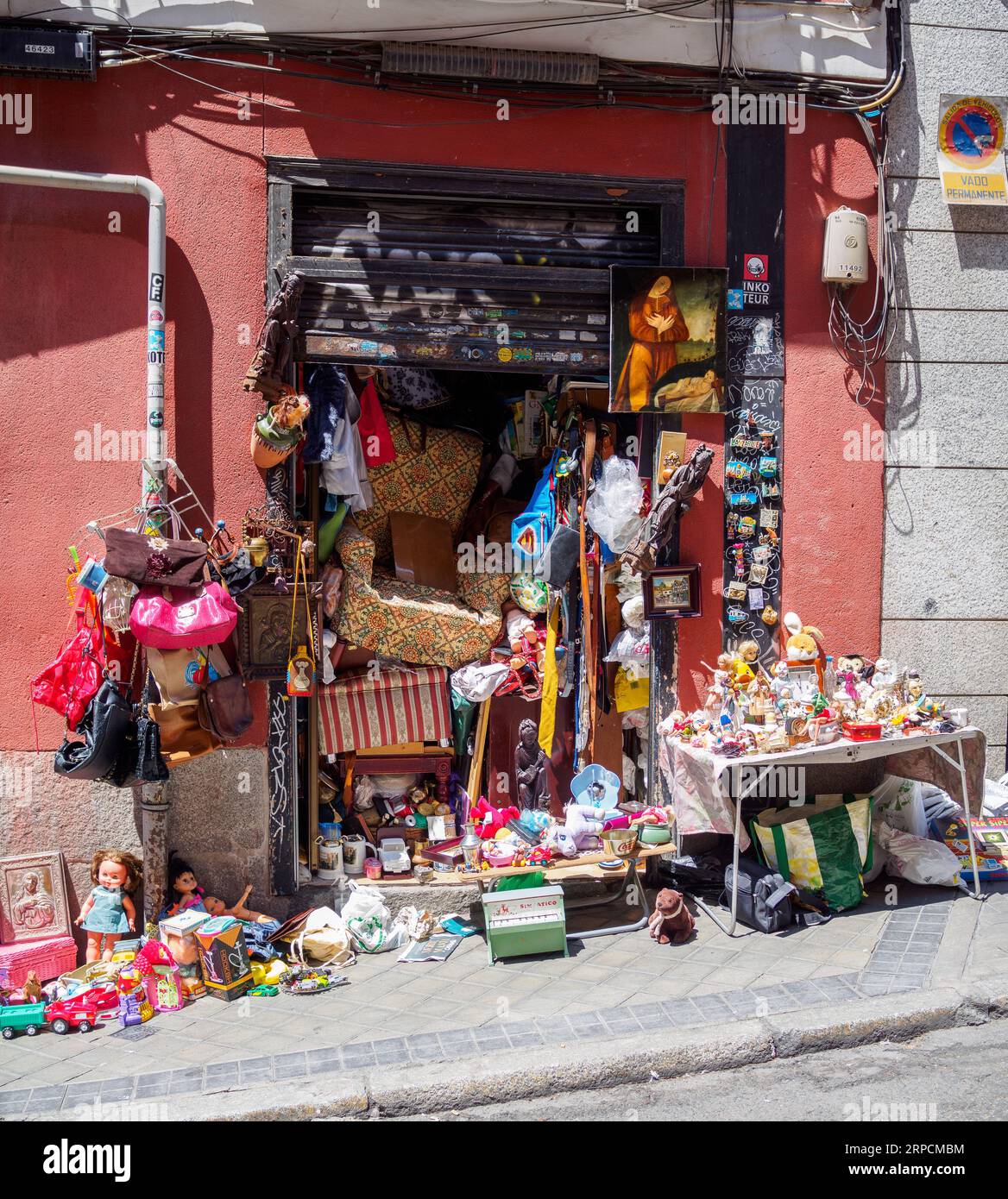 Un negozio d'antiquariato con un inventario completo in una strada europea. Foto Stock