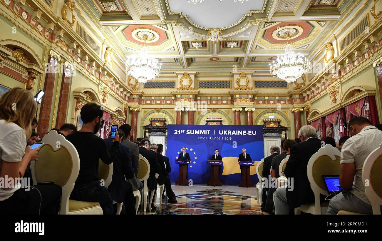 (190709) -- KIEV, 9 luglio 2019 () -- il presidente del Consiglio europeo Donald Tusk, il presidente ucraino Volodymyr Zelensky e il presidente della Commissione europea Jean-Claude Juncker partecipano a una conferenza stampa a Kiev, Ucraina, l'8 luglio 2019. Cinque accordi che forniscono aiuti di 126,9 milioni di euro (142,3 milioni di dollari USA) all'Ucraina sono stati firmati durante il vertice Ucraina-UE tenutosi lunedì a Kiev, informazioni sul sito ufficiale del presidente ucraino. Durante la riunione del presidente ucraino Volodymyr Zelensky, del presidente del Consiglio europeo Donald Tusk e del presidente della Commissione europea Jean-C. Foto Stock