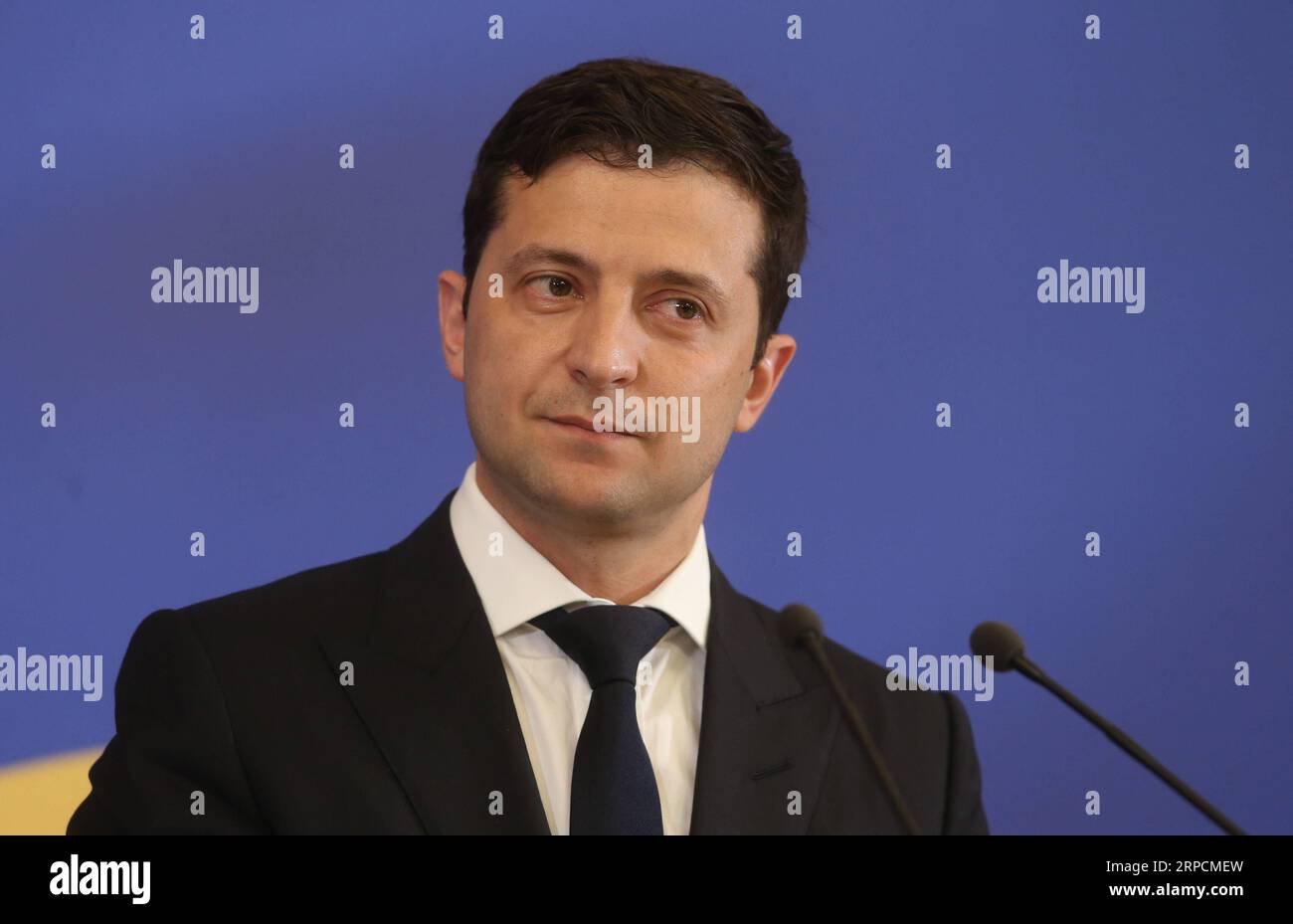 (190709) -- KIEV, 9 luglio 2019 (Xinhua) -- il presidente ucraino Volodymyr Zelensky partecipa a una conferenza stampa a Kiev, Ucraina, 8 luglio 2019. Cinque accordi che forniscono aiuti di 126,9 milioni di euro (142,3 milioni di dollari USA) all'Ucraina sono stati firmati durante il vertice Ucraina-UE tenutosi lunedì a Kiev, informazioni sul sito ufficiale del presidente ucraino. Durante la riunione del presidente ucraino Volodymyr Zelensky, del presidente del Consiglio europeo Donald Tusk e del presidente della Commissione europea Jean-Claude Juncker, si sono conclusi alcuni accordi di cooperazione tra Ucraina e UE Foto Stock