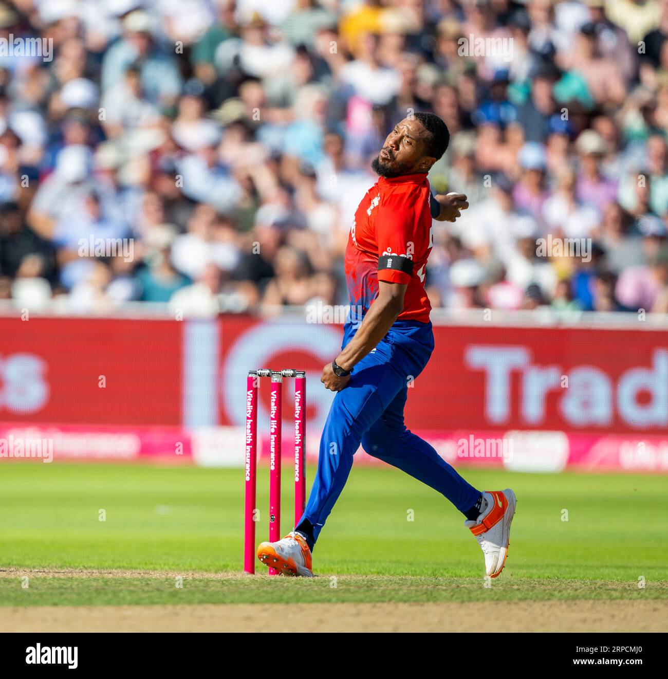 Chris Jordan bowling per l'Inghilterra nella terza partita Vitality IT20 tra Inghilterra e nuova Zelanda Foto Stock