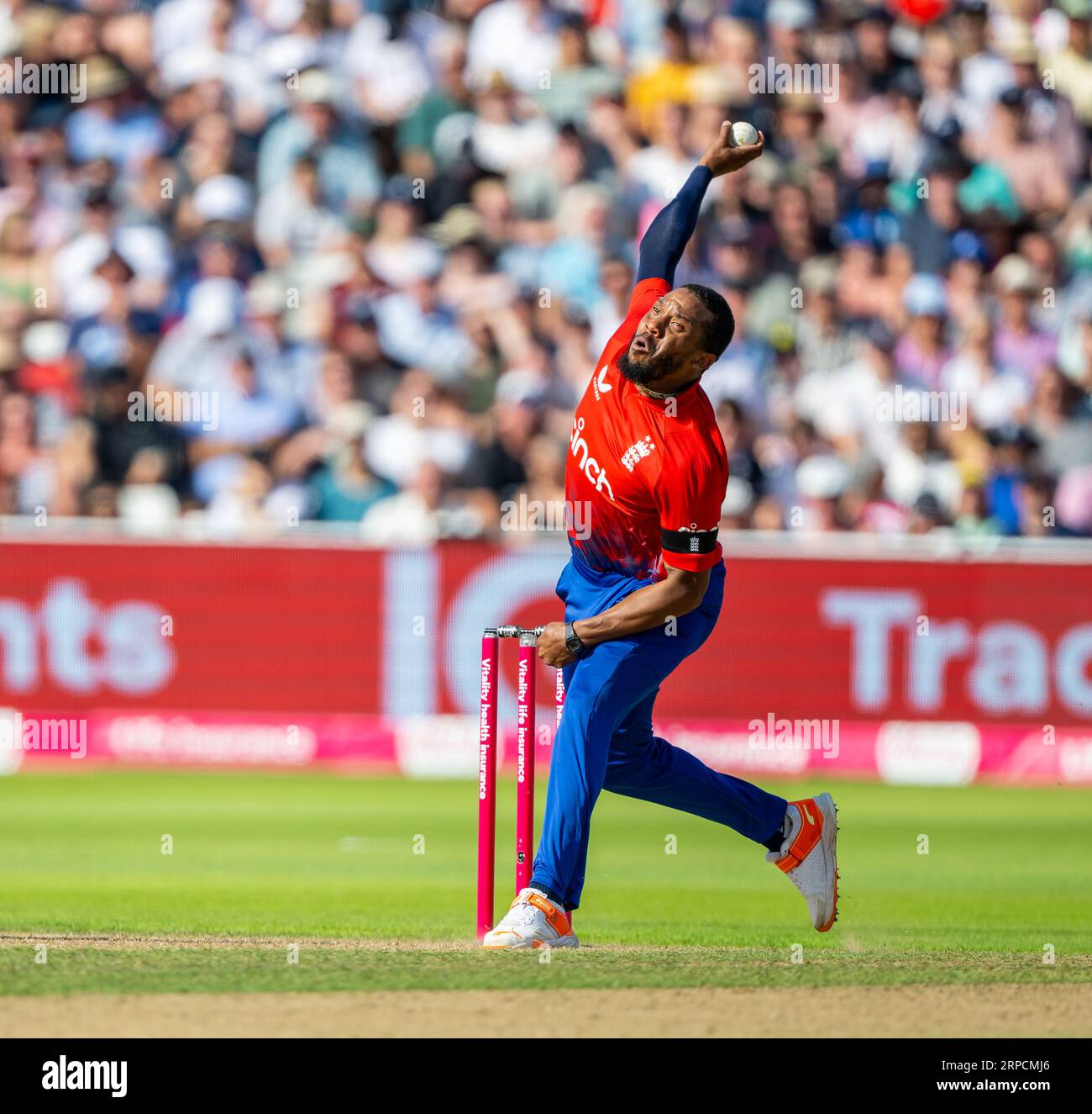 Chris Jordan bowling per l'Inghilterra nella terza partita Vitality IT20 tra Inghilterra e nuova Zelanda Foto Stock