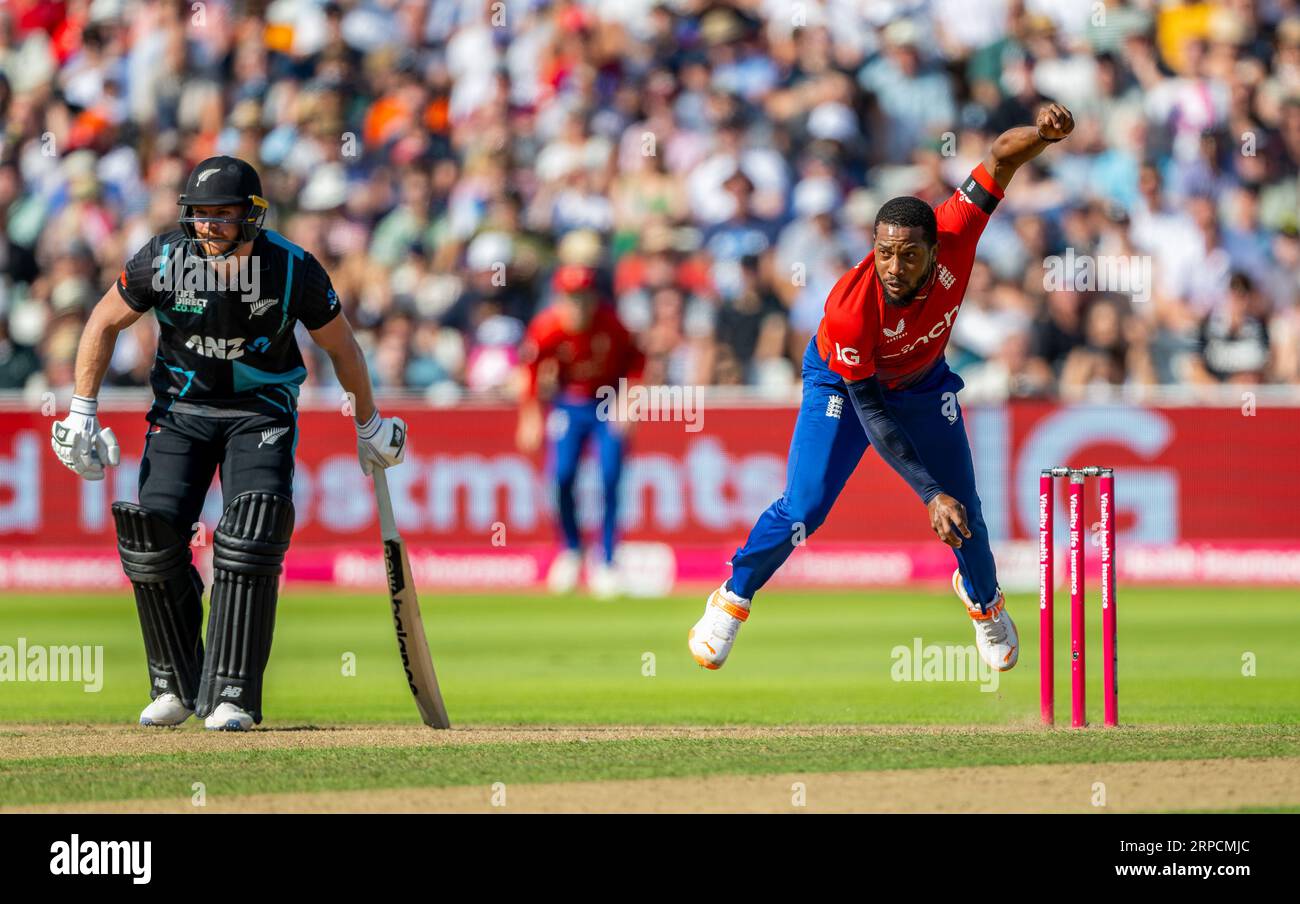 Chris Jordan bowling per l'Inghilterra visto da Glenn Phillips nel terzo Vitality IT20 match tra Inghilterra e nuova Zelanda Foto Stock