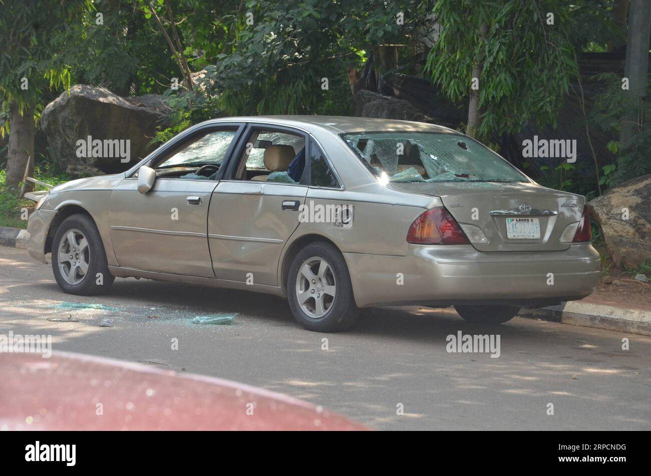 (190709) -- ABUJA, 9 luglio 2019 (Xinhua) -- Un'auto danneggiata viene vista dopo una protesta ad Abuja, Nigeria, il 9 luglio 2019. Le autorità di polizia in Nigeria hanno detto che 40 manifestanti sono stati accoltellati martedì dopo un'invasione del parlamento nazionale da parte di membri del movimento islamico, noto anche come movimento sciita. Una marcia per il rilascio del leader del movimento islamico, lo sceicco Ibrahim El-Zakzaky e sua moglie sono diventati violenti quando centinaia di manifestanti hanno invaso il parlamento nella capitale. (Xinhua/Olatunji Obasa) NIGERIA-ABUJA-PROTESTA-VIOLENZA PUBLICATIONxNOTxINxCHN Foto Stock