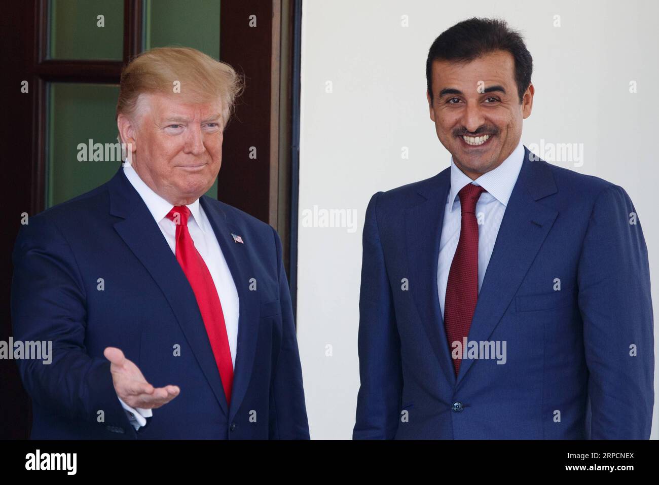 (190709) -- WASHINGTON, 9 luglio 2019 (Xinhua) -- il presidente degli Stati Uniti Donald Trump (L) dà il benvenuto all'emiro del Qatar Tamim bin Hamad al-Thani alla Casa Bianca di Washington D.C., negli Stati Uniti, il 9 luglio 2019. (Xinhua/Ting Shen) U.S.-WASHINGTON D.C.-TRUMP-QATAR-EMIR-MEETING PUBLICATIONxNOTxINxCHN Foto Stock