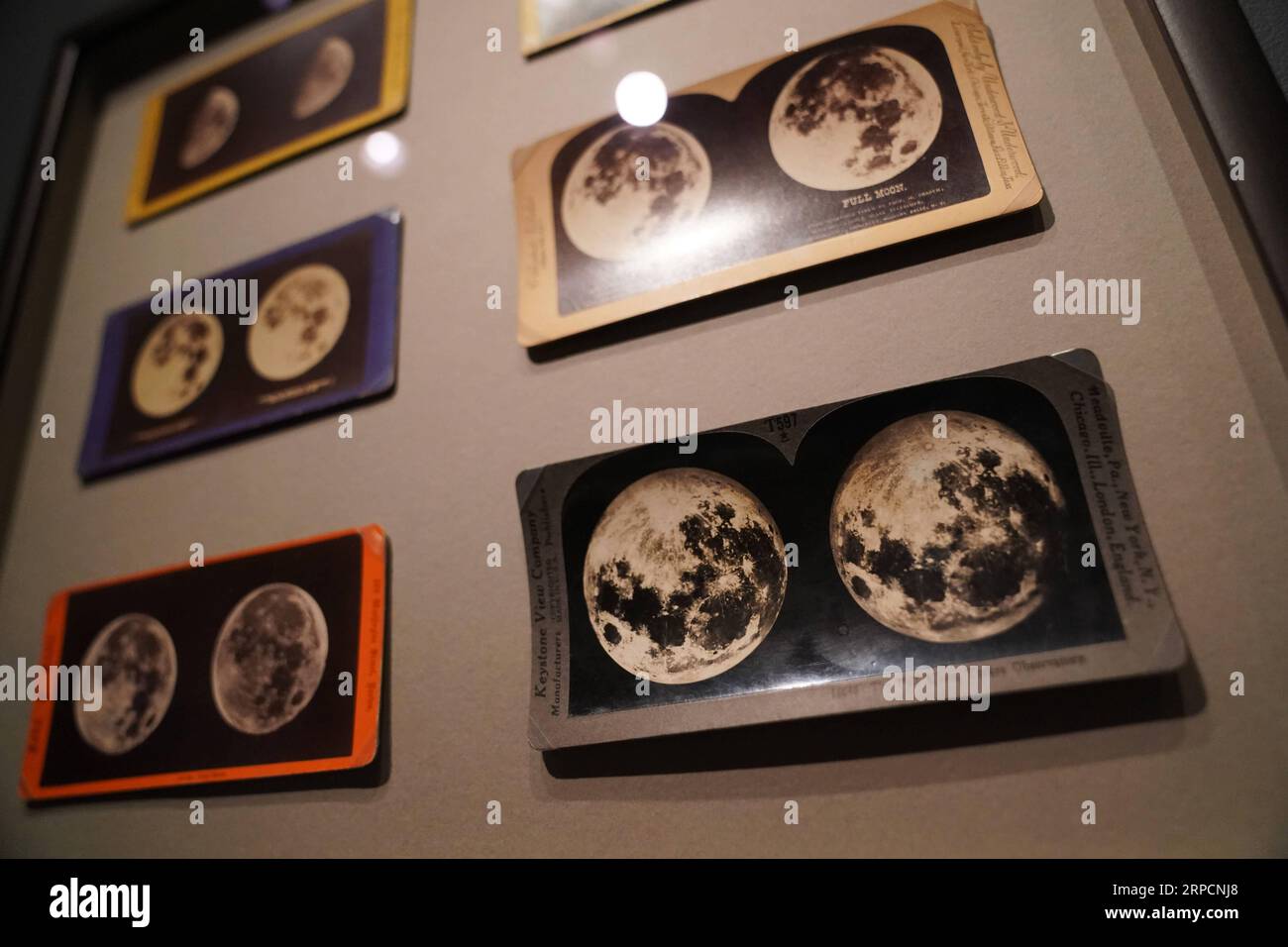 (190709) -- WASHINGTON, 9 luglio 2019 -- foto scattata il 9 luglio 2019 mostra stampe stereoscopiche di albumi Vista della Luna esposte durante un'anteprima di By the Light of the Silvery Moon: A Century of Lunar Photographs alla National Gallery of Art di Washington D.C., negli Stati Uniti. Circa 50 opere, tra cui una selezione di fotografie, saranno esposte nella mostra che durerà dal 14 luglio 2019 al 5 gennaio 2020 in occasione del 50° anniversario dello sbarco sulla Luna dell'Apollo 11. ) U.S.-WASHINGTON D.C.-EXHIBITION-LUNAR FOTOGRAFIA LIUXJIE PUBLICATIONXNOTXINXCHN Foto Stock