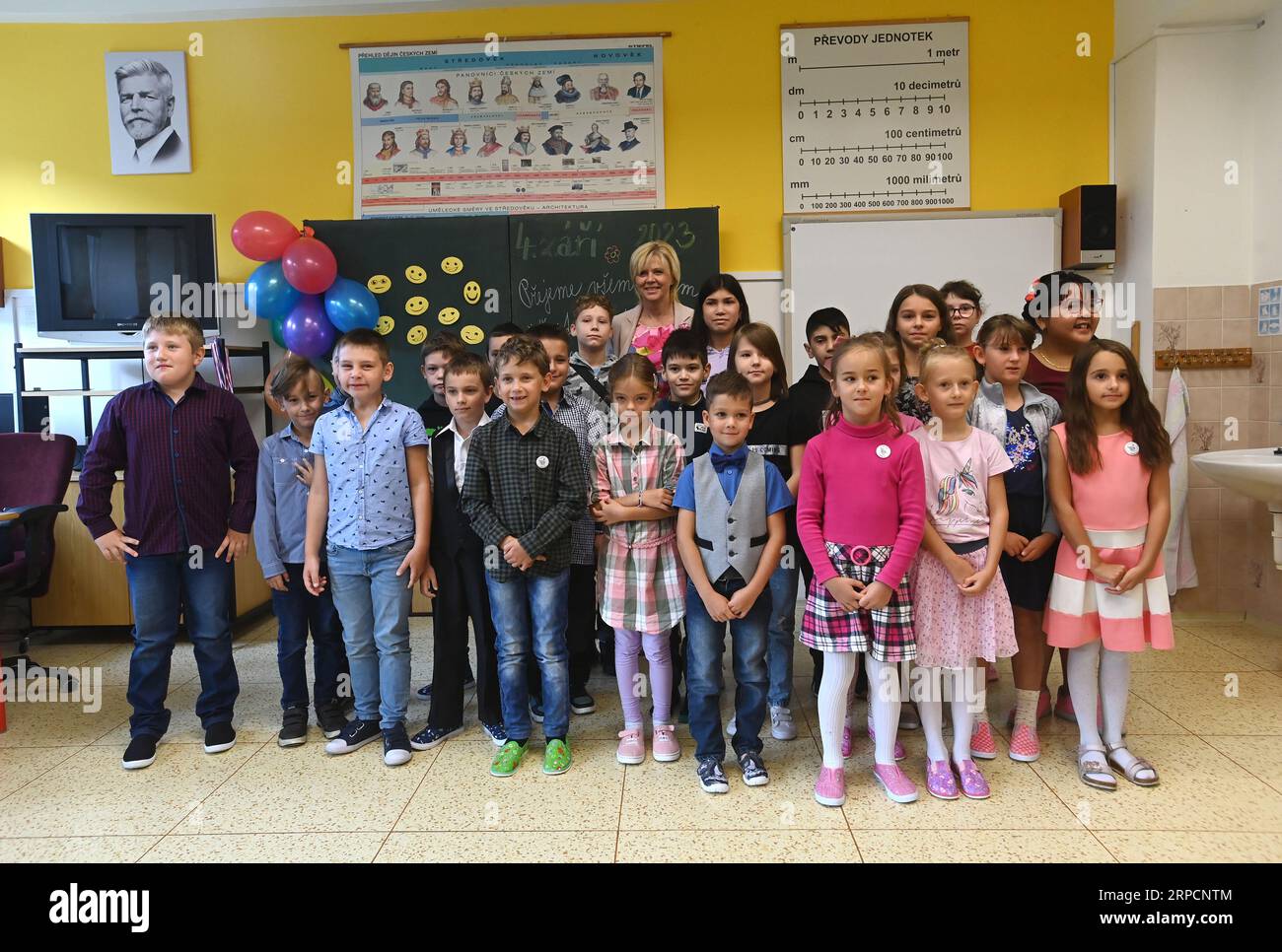 La moglie del presidente ceco Eva Pavlova visita la scuola elementare e l'asilo a Jindrichov, Repubblica Ceca, 4 settembre 2023. (CTK Photo/Ludek Perina) Foto Stock