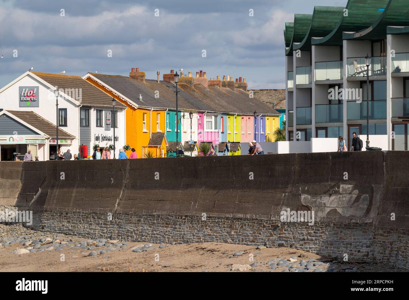 Dettagli sul lungomare al Westward ho! Con case colorate, appartamenti moderni e muro di mare con persone. Foto Stock