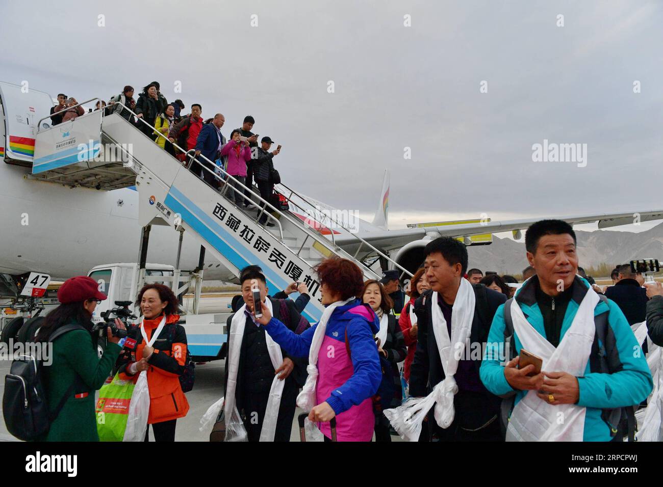 (190711) -- PECHINO, 11 luglio 2019 -- i passeggeri a bordo del primo volo in arrivo da Jinan a Lhasa sbarcano dall'aereo all'aeroporto di Gonggar a Lhasa, capitale della regione autonoma Tibet del sud-ovest della Cina, il 9 aprile 2019. Secondo le autorità nazionali dell'aviazione civile, la Cina ha assistito a un continuo sviluppo del settore dell'aviazione civile sia in termini di prestazioni in materia di sicurezza che di crescita globale dei trasporti. Alla fine di giugno, l'industria dell'aviazione civile cinese ha realizzato 106 mesi di volo continuo e sicuro, per un totale di ore di volo pari a 74,4 milioni, accor Foto Stock