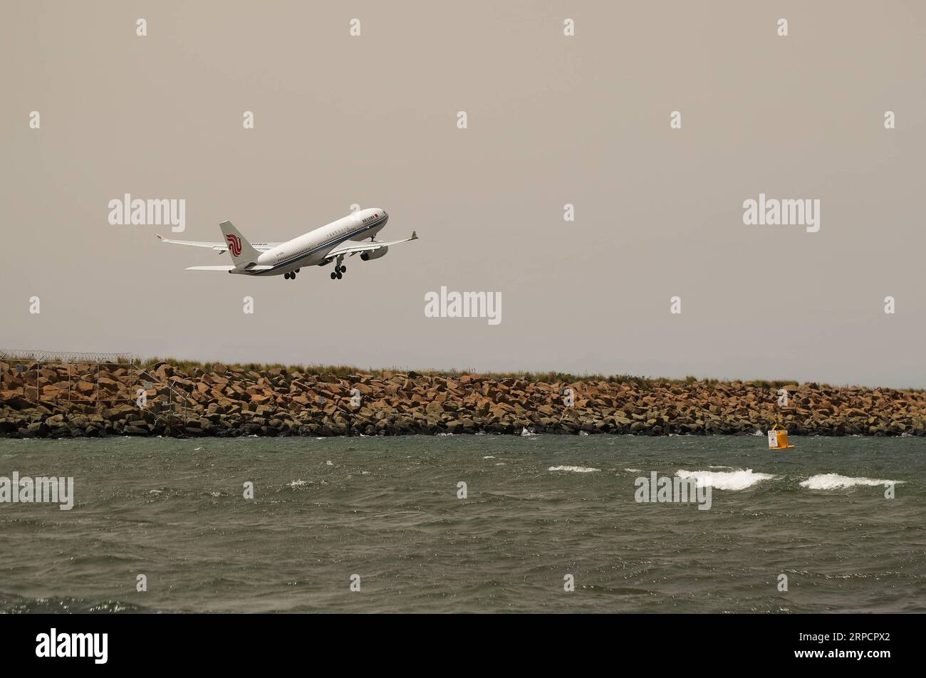 (190711) -- PECHINO, 11 luglio 2019 -- un volo Air China decolla dall'aeroporto di Sydney, Australia, 13 febbraio 2019. Secondo le autorità nazionali dell'aviazione civile, la Cina ha assistito a un continuo sviluppo del settore dell'aviazione civile sia in termini di prestazioni in materia di sicurezza che di crescita globale dei trasporti. Alla fine di giugno, l'industria dell'aviazione civile cinese ha realizzato 106 mesi di operazioni di volo sicure continue, per un totale di ore di volo pari a 74,4 milioni, secondo la Civil Aviation Administration of China. Nella prima metà del 2019, il volo di trasporto Foto Stock