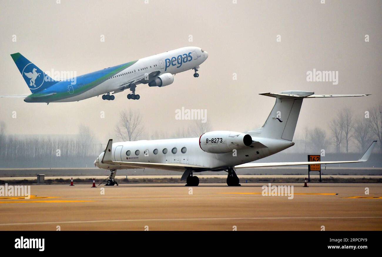 (190711) -- PECHINO, 11 luglio 2019 -- un aereo diretto a Mosca in Russia decolla dall'aeroporto internazionale Shijiazhuang Zhengding di Zhengding, nella provincia di Hebei nella Cina settentrionale, il 3 marzo 2019. Secondo le autorità nazionali dell'aviazione civile, la Cina ha assistito a un continuo sviluppo del settore dell'aviazione civile sia in termini di prestazioni in materia di sicurezza che di crescita globale dei trasporti. Alla fine di giugno, l'industria dell'aviazione civile cinese ha realizzato 106 mesi di volo continuo e sicuro, con un totale di ore di volo pari a 74,4 milioni, secondo la Civil Aviati Foto Stock