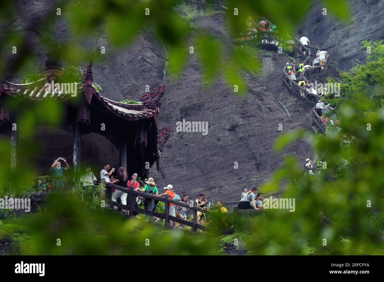 (190711) -- WUYISHAN, 11 luglio 2019 -- i turisti visitano il picco Tianyou del monte Wuyi nella provincia del Fujian della Cina sudorientale, 11 luglio 2019. L'area panoramica del Monte Wuyi ha riaperto al pubblico giovedì, dopo la chiusura il 9 luglio a causa di una serie di intense piogge. CHINA-FUJIAN-WUYISHAN-SCENIC SPOT-REOPENING (CN) ZHANGXGUOJUN PUBLICATIONXNOTXINXCHN Foto Stock