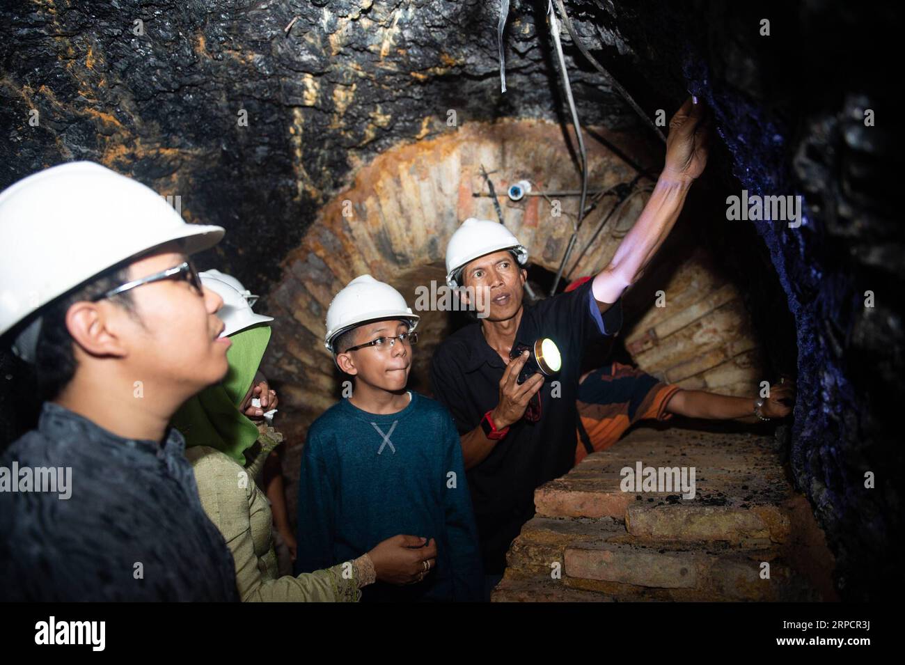 (190711) -- SAWAHLUNTO, 11 luglio 2019 -- i turisti visitano il patrimonio minerario di Ombilin a Sawahlunto, West Sumatra, Indonesia, 11 luglio 2019. Il patrimonio minerario del carbone di Ombilin, costruito nel 1890, è stato dichiarato patrimonio mondiale dell'UNESCO il 6 luglio 2019. INDONESIA-SAWAHLUNTO-OMBILIN MINIERA DI CARBONE-PATRIMONIO MONDIALE DUXYU PUBLICATIONXNOTXINXCHN Foto Stock