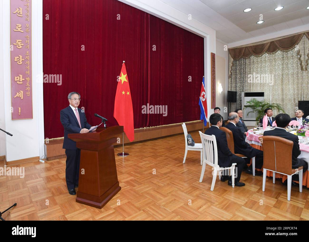 (190711) -- PECHINO, 11 luglio 2019 -- il vice primo ministro cinese Hu Chunhua, anche membro dell'Ufficio politico del Comitato centrale del Partito Comunista Cinese (CPC), tiene un discorso in occasione di un banchetto che celebra il 58° anniversario della firma del trattato di amicizia, cooperazione e mutua assistenza tra la Cina e la Repubblica popolare democratica di Corea (RPDC) a Pechino, capitale della Cina, 11 luglio 2019. ) CHINA-BEIJING-HU CHUNHUA-RPDC-TREATY-BANCHETTO (CN) SHENXHONG PUBLICATIONXNOTXINXCHN Foto Stock