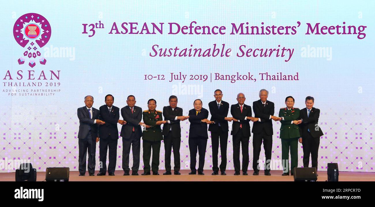 (190711) -- BANGKOK, 11 luglio 2019 -- i delegati che partecipano al 13° incontro dei ministri della difesa dell'ASEAN si pongono per una foto di gruppo a Bangkok, in Thailandia, l'11 luglio 2019. I ministri della difesa dell'Associazione delle nazioni del sud-est asiatico (ASEAN) hanno firmato qui giovedì la dichiarazione congiunta sulla sicurezza sostenibile per promuovere la cooperazione tra l'ASEAN per contrastare le minacce transnazionali non tradizionali. THAILANDIA-BANGKOK-ASEAN MINISTRI DELLA DIFESA - DICHIARAZIONE CONGIUNTA YANGXZHOU PUBLICATIONXNOTXINXCHN Foto Stock