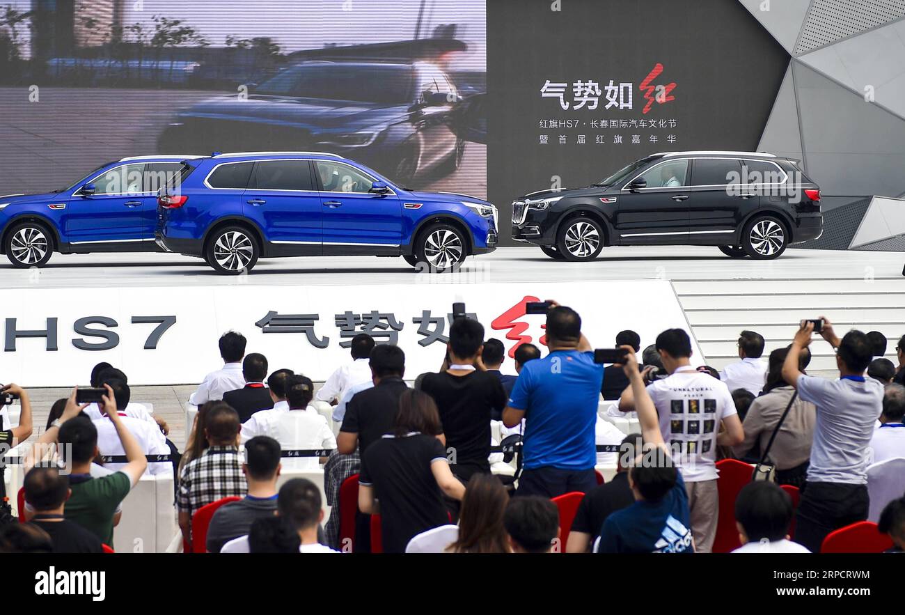 (190712) -- CHANGCHUN, 12 luglio 2019 -- la foto scattata il 12 luglio 2019 mostra la cerimonia di lancio del modello Hongqi HS7, il primo SUV sportivo di classe C di Hongqi, a Changchun, capitale della provincia di Jilin della Cina nord-orientale. Venerdì scorso, la casa automobilistica cinese FAW Group ha iniziato a vendere il primo SUV di classe C del suo iconico marchio Hongqi nel tentativo di conquistare una fetta del mercato delle auto di lusso. Il modello Hongqi HS7, lanciato nella città cinese nord-orientale di Changchun, ha un prezzo compreso tra 349.800 yuan (50.900 dollari USA) e 459.800 yuan, ha detto il produttore di automobili con sede a Changchun. Hongqi, mea Foto Stock