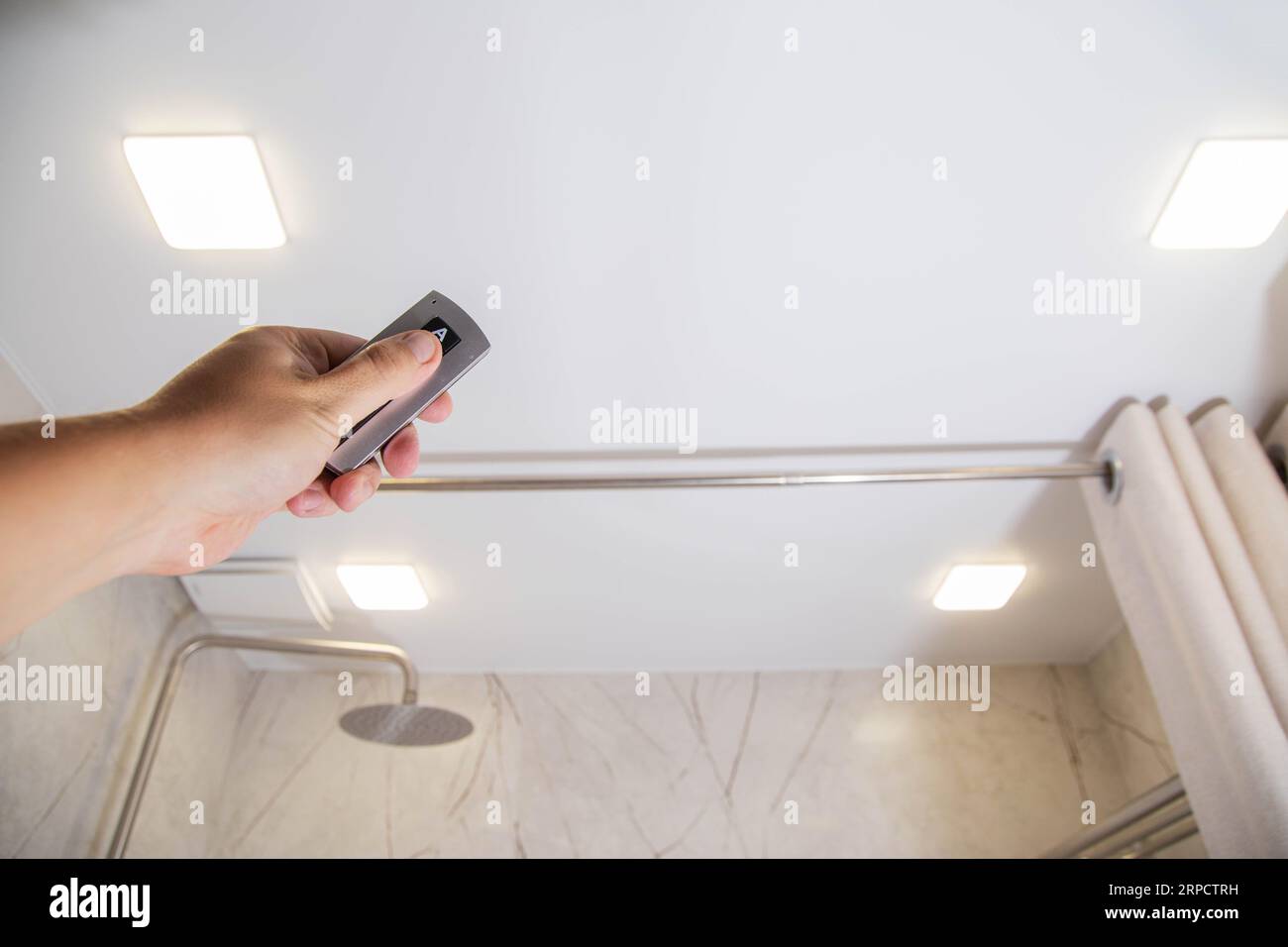 Pannello di controllo per la ventilazione e l'illuminazione dello scarico a distanza in bagno. Foto Stock