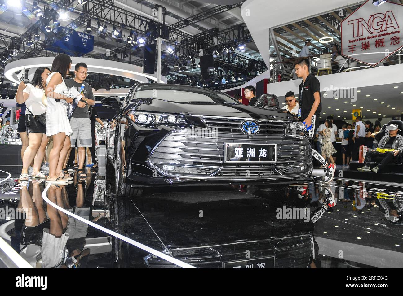 (190715) -- CHANGCHUN, 15 luglio 2019 -- i visitatori vedono An Avalon presso lo stand della joint venture del gruppo FAW e Toyota durante la 16a China Changchun International Automobile Expo a Changchun, nella provincia di Jilin, nella Cina nordorientale, il 13 luglio 2019. Durante l'Expo sono esposti 61 tipi di veicoli di 7 marchi del gruppo China FAW. ) CHINA-JILIN-CHANGCHUN-AUTOMOBILE EXPO-FAW (CN) XUXCHANG PUBLICATIONXNOTXINXCHN Foto Stock