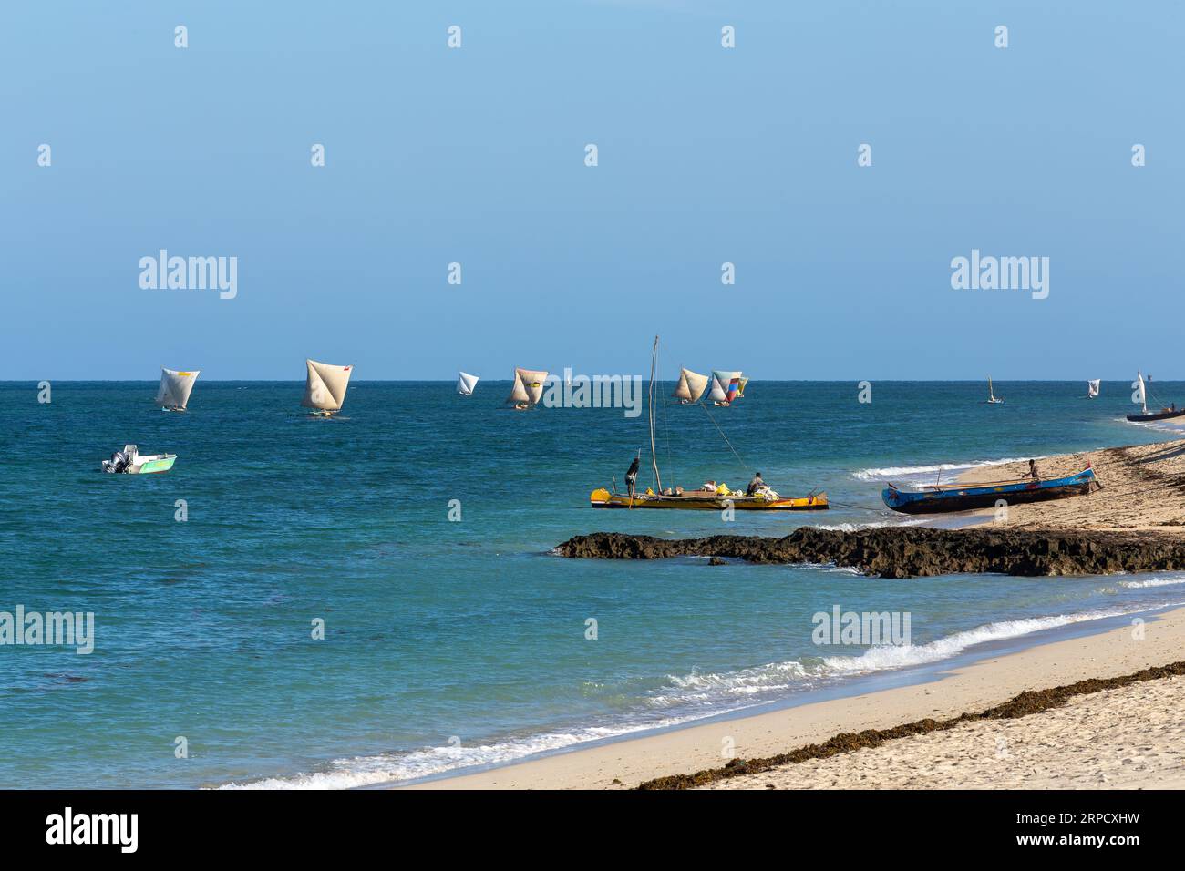 ANAKAO, MADAGASCAR - 24 NOVEMBRE 2022: Pescatori che utilizzano barche a vela per pescare al largo delle coste di Anakao in Madagascar. La fonte primaria di sostentamento in A. Foto Stock
