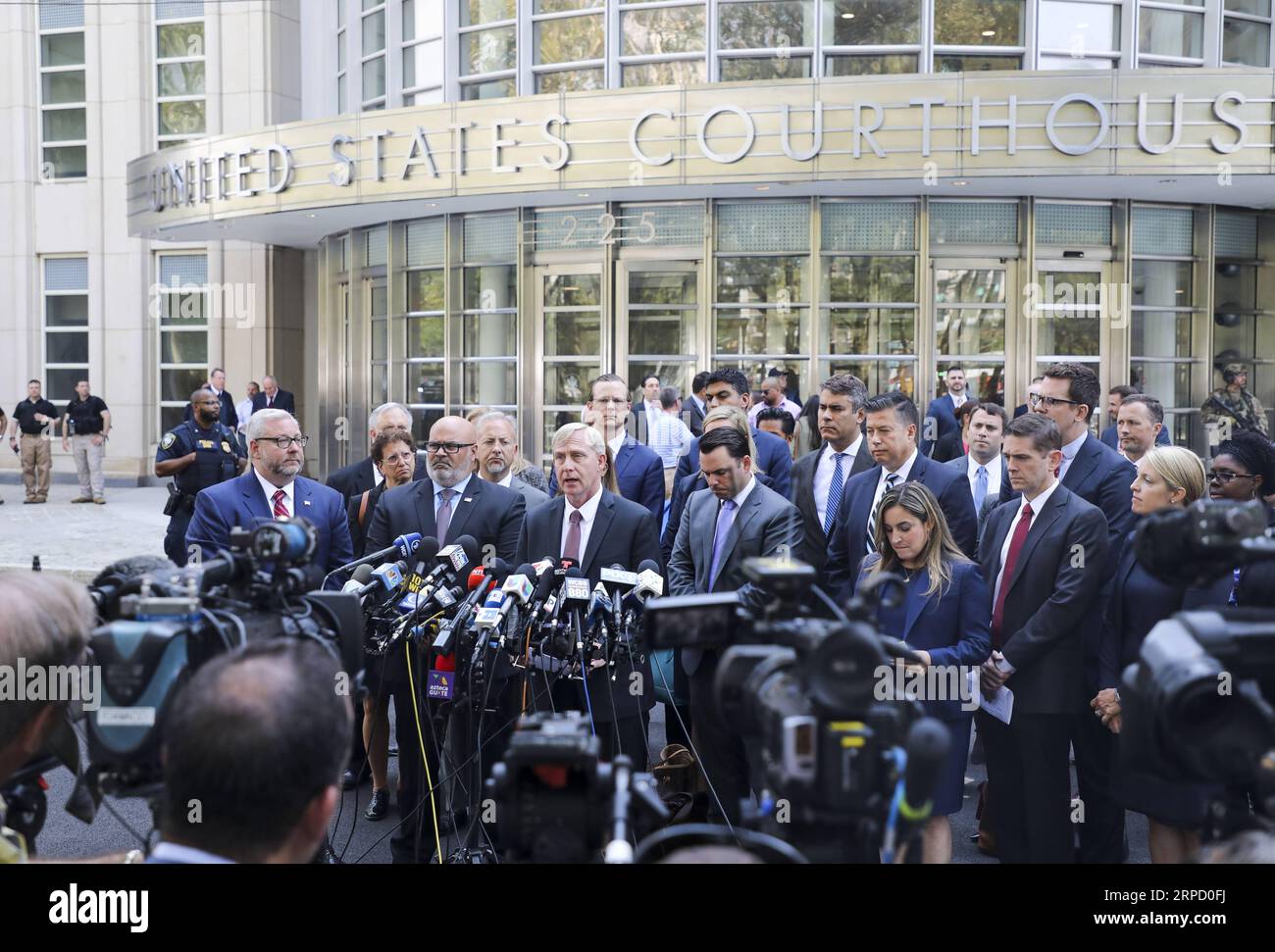 (190717) -- NEW YORK, 17 luglio 2019 -- Richard Donoghue (C), procuratore degli Stati Uniti per il distretto orientale di New York, fa una dichiarazione dopo la sentenza di Guzman fuori da un tribunale federale nel quartiere di Brooklyn di New York, negli Stati Uniti, il 17 luglio 2019. I giudici statunitensi hanno condannato il kingpin messicano della droga Joaquin El Chapo Guzman all'ergastolo, secondo un'udienza qui di mercoledì. ) U.S.-NEW YORK-MEXICAN DRUG LORD-GUZMAN-SENTENCE WANGXYING PUBLICATIONXNOTXINXCHN Foto Stock