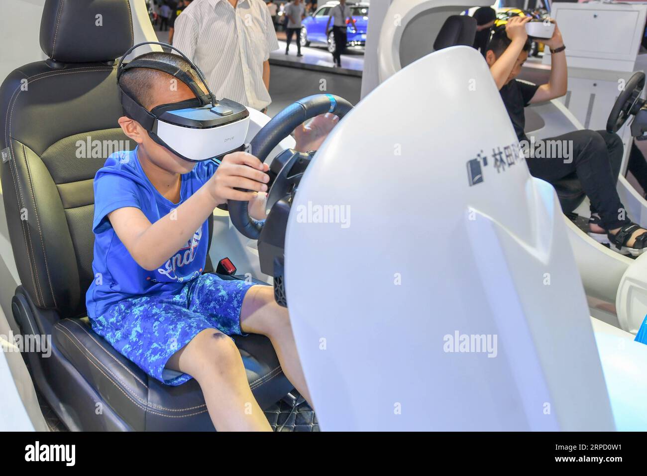 (190718) -- CHANGCHUN, 18 luglio 2019 -- Un ragazzo sperimenta la guida di auto tramite tecnologia VR al Changchun International Auto Expo di Changchun, capitale della provincia di Jilin della Cina nord-orientale, 18 luglio 2019. Il 16° China (Changchun) International Auto Expo vede una varietà di marchi automobilistici che mostrano tecnologie come il controllo vocale, la connessione mobile e l'autopiloting. ) CHINA-CHANGCHUN-INT L AUTO EXPO (CN) ZHANGXNAN PUBLICATIONXNOTXINXCHN Foto Stock