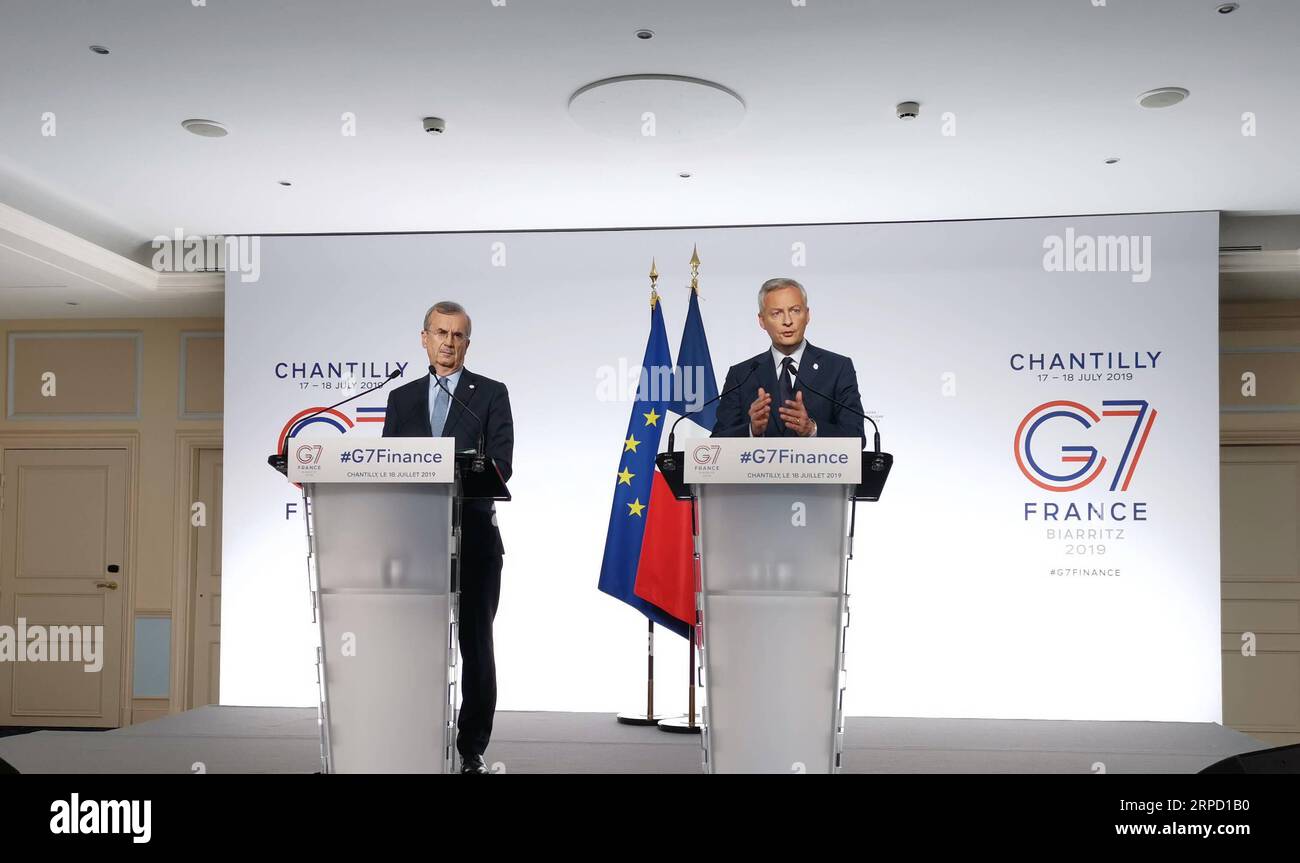 (190718) -- PARIGI, 18 luglio 2019 -- il ministro delle finanze francese Bruno le Maire (R) e il governatore della Banca di Francia Francois Villeroy de Galhau partecipano a una conferenza stampa alla fine della riunione finanziaria del G7 a Chantilly, Francia, 18 luglio 2019. La Francia mercoledì ospita una riunione di due giorni dei ministri delle Finanze dei governi del G7 nella città settentrionale di Chantilly, nella speranza di colmare il divario sulla tassa digitale e ottenere un sostegno più ampio per la tassazione minima delle imprese per passare a un capitalismo più equo e sostenibile. ) FRANCE-CHANTILLY-G7 FINANCE JiangxHua PUBLICATIONxNOTxINxCHN Foto Stock