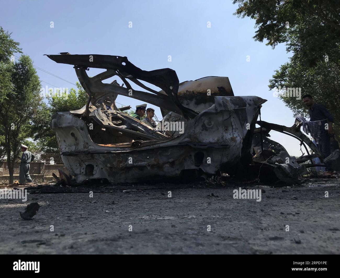 (190719) -- KABUL, 19 luglio 2019 -- foto scattata il 19 luglio 2019 mostra un veicolo danneggiato in un'esplosione al cancello meridionale dell'Università di Kabul a Kabul, Afghanistan. Quattro persone sono rimaste uccise e altre 16 hanno subito ferite mentre un'esplosione ha colpito il cancello meridionale dell'Università di Kabul qui venerdì, ha detto il portavoce della polizia di Kabul Ferdaus Faramarz. ) AFGHANISTAN-KABUL-BLAST RahmatxAlizadah PUBLICATIONxNOTxINxCHN Foto Stock