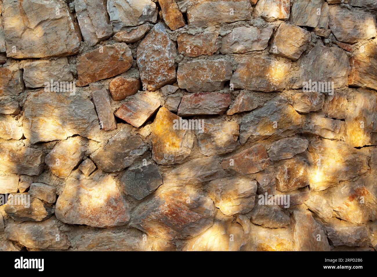 Robusto muro in pietra con taglio blu e beige realizzato a Datca, Turchia, ottimo per sfondi, allineato senza cuciture Foto Stock