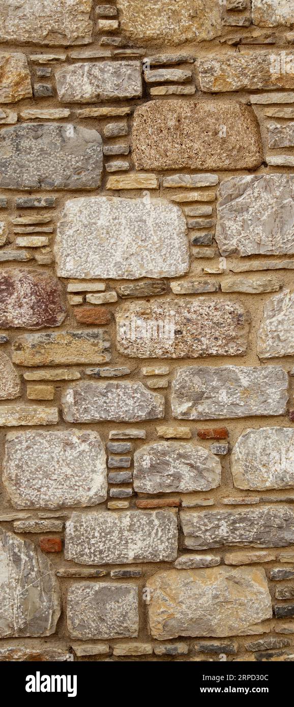 Robusto muro in pietra con taglio blu e beige realizzato a Datca, Turchia, ottimo per sfondi, allineato senza cuciture Foto Stock