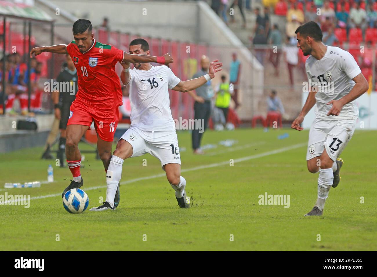 Il Bangladesh ha giocato un pareggio senza reti nella prima delle due amichevoli FIFA contro l'Afghanistan alla Bashundhara Kings Arena di Dacca, Banglad Foto Stock