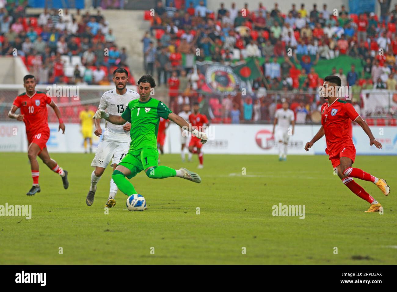 Il Bangladesh ha giocato un pareggio senza reti nella prima delle due amichevoli FIFA contro l'Afghanistan alla Bashundhara Kings Arena di Dacca, Banglad Foto Stock