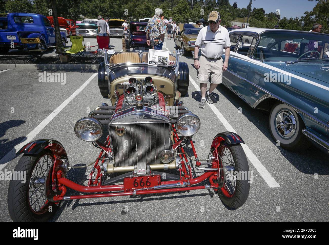 (190721) -- COQUITLAM, 21 luglio 2019 (Xinhua) -- Un visitatore guarda una Ford Model T Hot Rod del 1927 esposta durante il 5 ° annuale Ultimate Car Show a Coquitlam, Canada, 20 luglio 2019. Più di 300 veicoli sono stati esposti alla fiera. (Xinhua/Liang Sen) CANADA-COQUITLAM-CAR SHOW PUBLICATIONxNOTxINxCHN Foto Stock