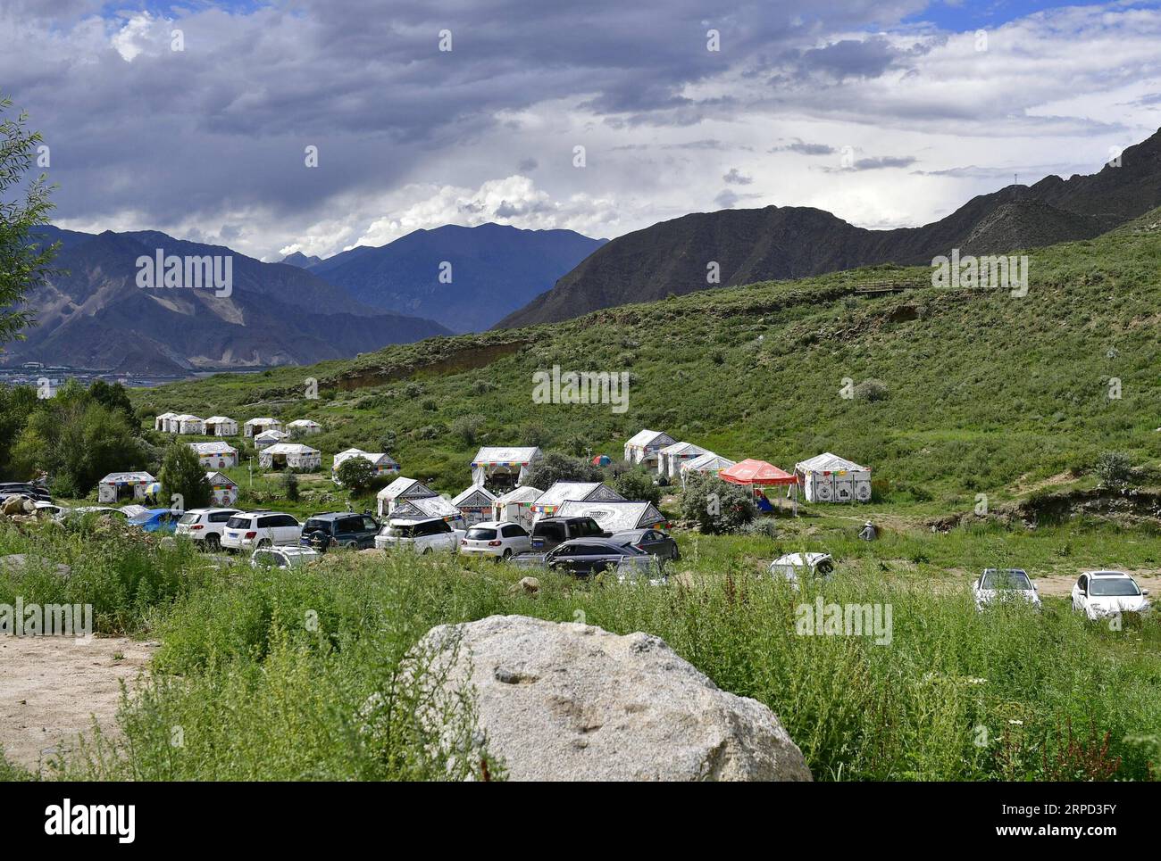 (190721) -- LHASA, 21 luglio 2019 -- foto scattata il 20 luglio 2019 mostra tende e veicoli nel villaggio di Dagdong a Lhasa, nella regione autonoma del Tibet del sud-ovest della Cina. Il villaggio di Dagdong, un tempo villaggio colpito dalla povertà, ha una storia di oltre 1.000 anni. Negli ultimi anni, Dagdong ha promosso la cultura e l'industria del turismo come misura mirata nelle campagne di riduzione della povertà. ) CHINA-LHASA-VILLAGE-TOURISM (CN) ZhangxRufeng PUBLICATIONxNOTxINxCHN Foto Stock