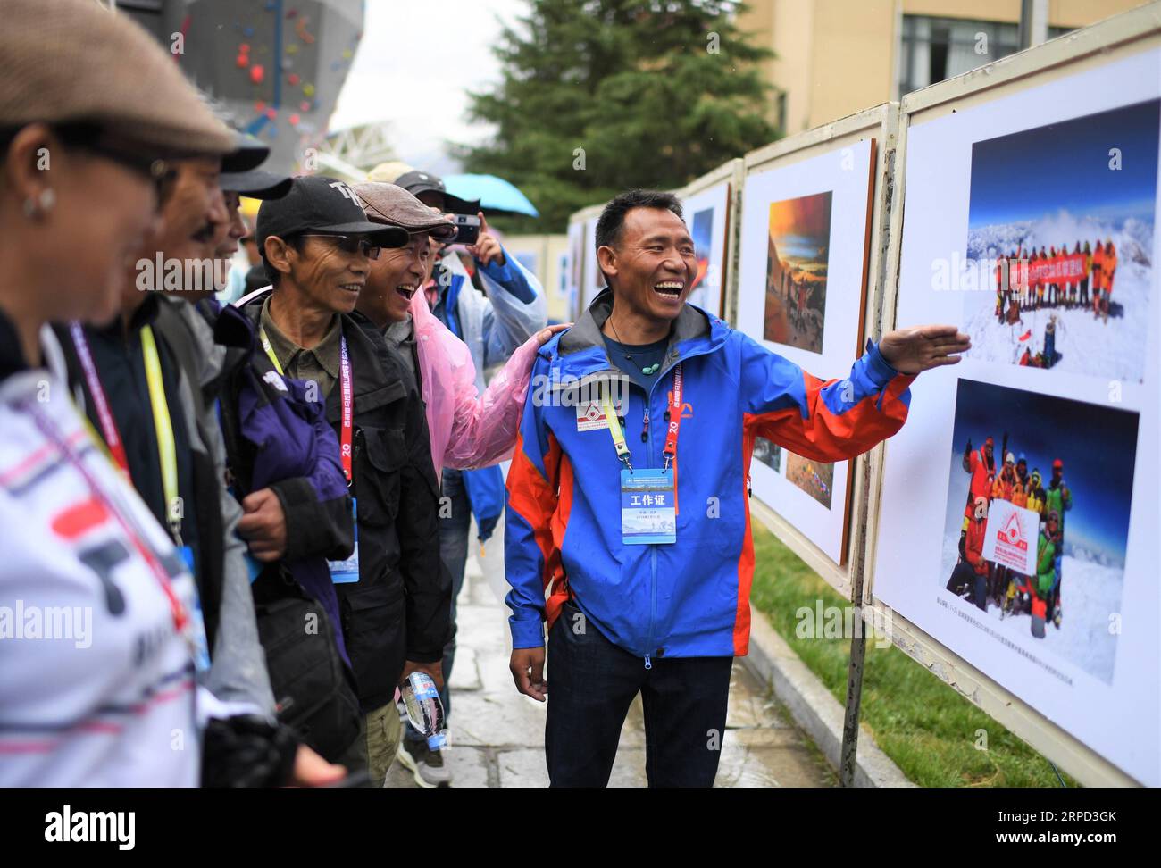 (190721) -- LHASA, 21 luglio 2019 -- Zhaxi Cering (1st R) presenta le sue foto alla sua personale mostra fotografica a tema sul Monte Qomolangma a Lhasa, capitale della regione autonoma del Tibet della Cina sud-occidentale, 12 luglio 2019. Non sarebbe stato arrogante dire che la carriera fotografica di Zhaxi Cering è iniziata al massimo: La fotografia che lo ha fatto diventare famoso poco più di dieci anni fa è stata scattata in cima alla montagna più alta del mondo. Nel 2008, Zhaxi è stato un membro della squadra di arrampicata cinese che ha portato la torcia olimpica sulla cima del Monte Qomolangma. A malapena 26 anni all'epoca, Zhaxi era stato introdotto Foto Stock