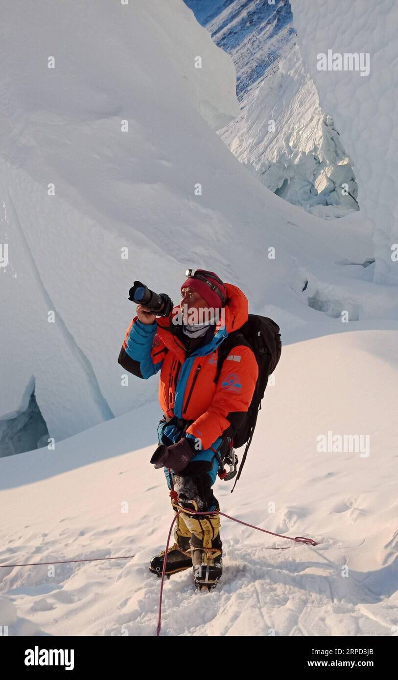 (190721) -- LHASA, 21 luglio 2019 -- foto scattata il 27 aprile 2018 mostra Zhaxi Cering che scatta foto sul Monte Qomolangma nella regione autonoma del Tibet nel sud-ovest della Cina. Non sarebbe stato arrogante dire che la carriera fotografica di Zhaxi Cering è iniziata al massimo: La fotografia che lo ha fatto diventare famoso poco più di dieci anni fa è stata scattata in cima alla montagna più alta del mondo. Nel 2008, Zhaxi è stato un membro della squadra di arrampicata cinese che ha portato la torcia olimpica sulla cima del Monte Qomolangma. A malapena 26 anni all'epoca, Zhaxi era stato introdotto nella gilda di alpinisti professionisti della Cina e aveva l'alrea Foto Stock