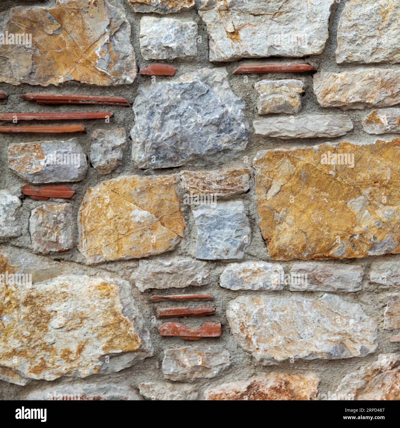 Robusto muro in pietra con taglio blu e beige realizzato a Datca, Turchia, ottimo per sfondi, allineato senza cuciture Foto Stock