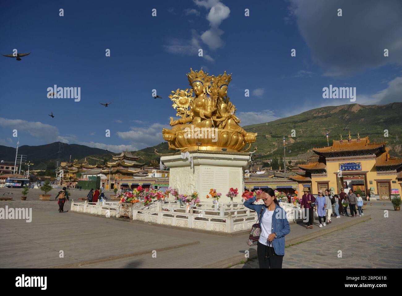 (190723) -- XINING, 23 luglio 2019 -- la gente visita il monastero di Rongwo nella contea di Tongren della prefettura autonoma tibetana di Huangnan, provincia del Qinghai della Cina nord-occidentale, 23 luglio 2019. Fondato durante la dinastia Yuan (1271-1368), il monastero buddista tibetano è rinomato per i suoi magnifici edifici e le abbondanti reliquie culturali. CHINA-QINGHAI-RONGWO MONASTERY-MORNING LANDSCAPE (CN) ZOUXYU PUBLICATIONXNOTXINXCHN Foto Stock