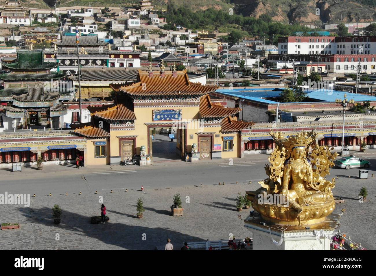 (190723) -- XINING, 23 luglio 2019 -- foto aerea scattata il 23 luglio 2019 mostra il monastero di Rongwo nella contea di Tongren della prefettura autonoma tibetana di Huangnan, nella provincia del Qinghai della Cina nord-occidentale. Fondato durante la dinastia Yuan (1271-1368), il monastero buddista tibetano è rinomato per i suoi magnifici edifici e le abbondanti reliquie culturali. CHINA-QINGHAI-RONGWO MONASTERY-MORNING LANDSCAPE (CN) ZOUXYU PUBLICATIONXNOTXINXCHN Foto Stock